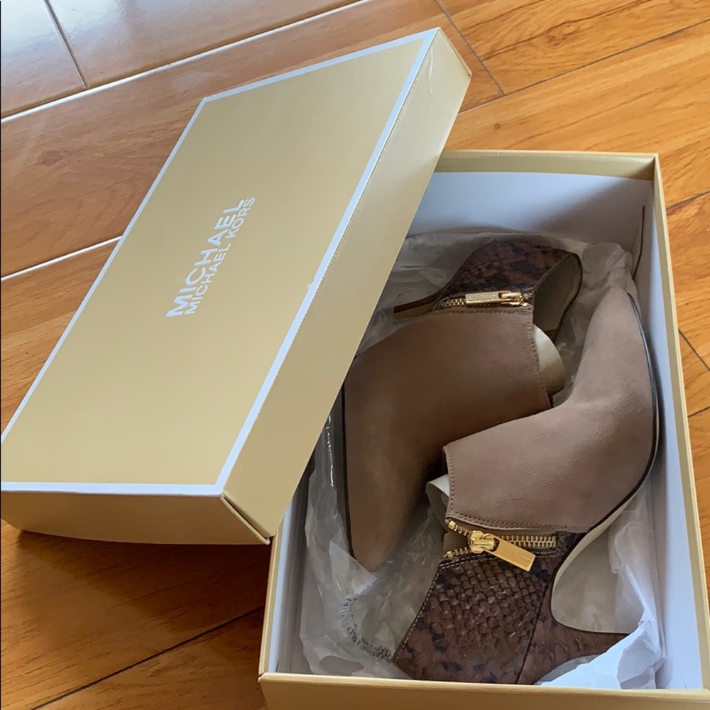 Michael Kors size 6 heel shoe. Three times wore.
